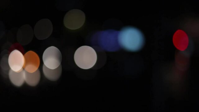Luzes desfocadas, booke. tons suaves piscando e se deslocando na tela, fundo preto. 