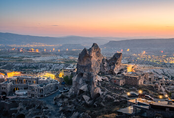 panorama sulle tipiche formazioni rocciose della cappadocia