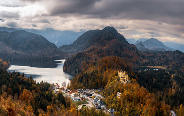 Krajobraz górski, widok na jezioro oraz zamek w Schwangau, Niemcy © Aneta