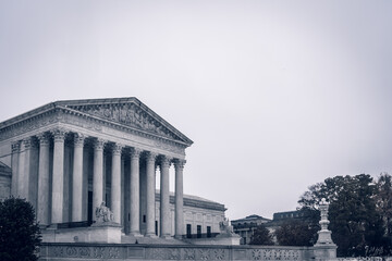 Obraz premium Supreme Court Building in Washington, DC, US in monochrome with copy space. 