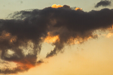 Nuvens no céu durante por do sol