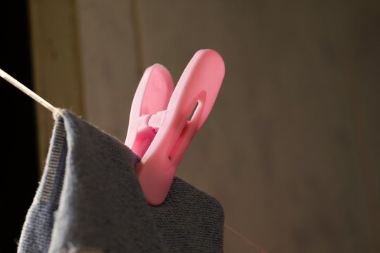 Una toma de cerca de una media agarrada con un gancho de ropa en una cuerda