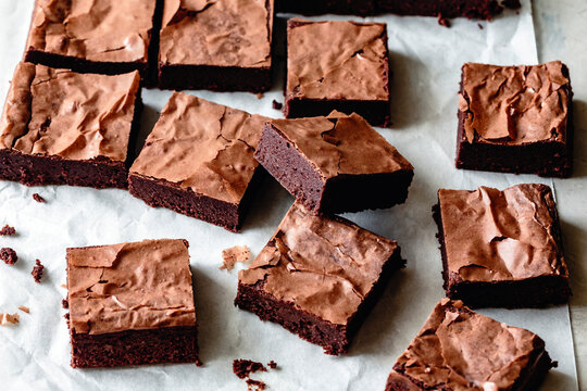 Crinkle-top gluten-free fudge brownies