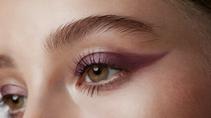 Obraz premium stylish minimalism - Mauve mascara: a close-up shot of an eye adorned with vibrant Mauve mascara on naturally long lashes