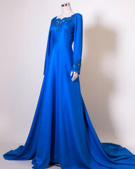 Naklejka premium blue evening dress on a mannequin