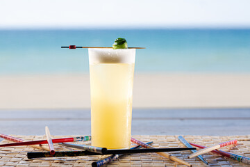 COCTEL AMARILLO VASO TUBO, YELLOW COCKTAIL LARGE GLASS