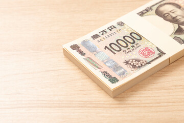 テーブルに置かれた100万円