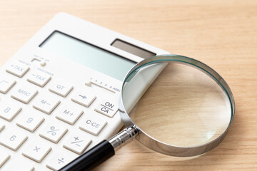 電卓と虫眼鏡