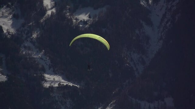 Parapente Montagne enneig&eacute;