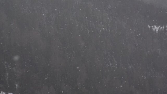 Neige sur village en pierre
