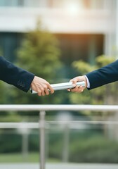 バトンパスする日本のビジネスマンの2人｜Two Japanese businessmen passing the baton