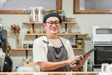 タブレットで注文を確認するレストランスタッフ
