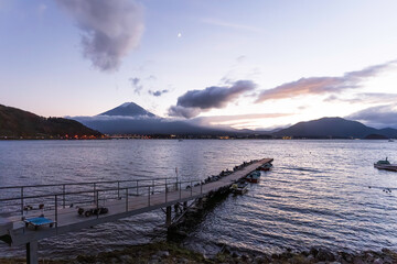 山中湖畔から見る夕焼けの富士山