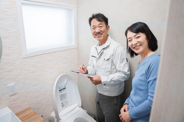 トイレの故障トラブルで水道修理業者を呼ぶ客