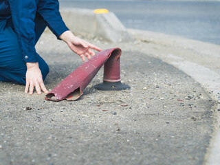 鑑識、工事、男性、事故、現場検証、確認、チェック、保険、スタッフ、交通、道路、職員、警察、警官、当て逃げ、証拠、ガードポール、捜査、事件、ひき逃げ、ポール、現場、検証、公共物、自損、器物損壊、賠償、修理、作業員、建設、設置、産業、歩道、安全、危険、曲がる、衝突、屋外、仕事、職業、日本人、作業服、業務、事業、行政、役所、通報、都市、街、人物