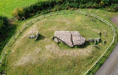 Arthurs Stone, Dorstone, Herefordshire, England. Prehistoric Neolithic chambered tomb dolmen burial site. 3700-2799 BC. Horned mound forecourt visible © David Matthew Lyons