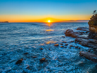 Obraz premium Winter Sunrise and Surfs Up