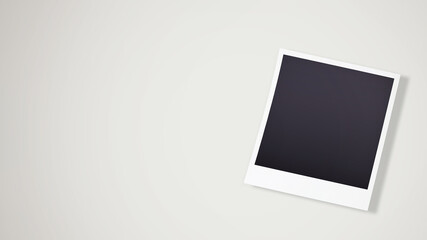 正方形に写る1枚のポラロイド写真が右側に傾いている灰色の背景
