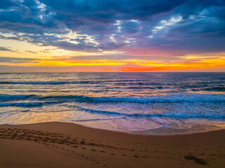 Obraz premium Pretty Sunrise at the seaside with rain clouds