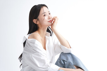 白いシャツを着た若い女性のヘルシーなビューティーポートレート