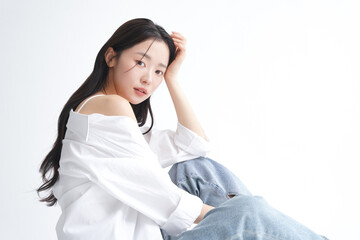 白いシャツを着た若い女性のヘルシーなビューティーポートレート