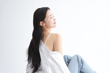 白いシャツを着た若い女性のヘルシーなビューティーポートレート