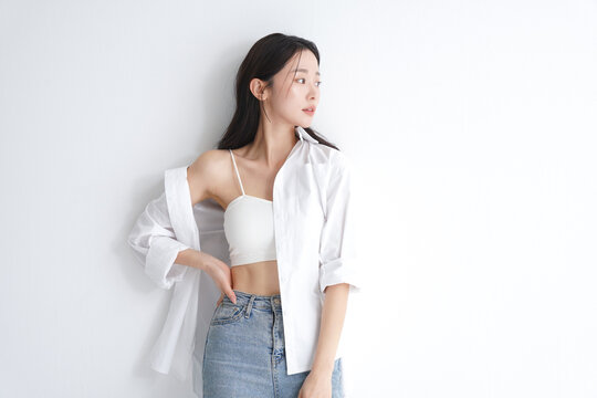 白いシャツを着た若い女性のヘルシーなビューティーポートレート