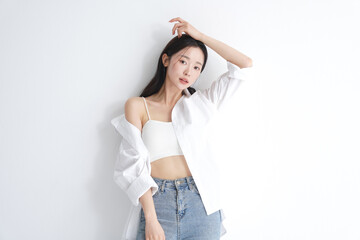 白いシャツを着た若い女性のヘルシーなビューティーポートレート