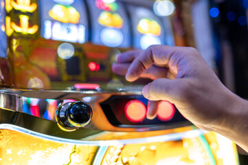 スロットマシンを遊戯する人の手元