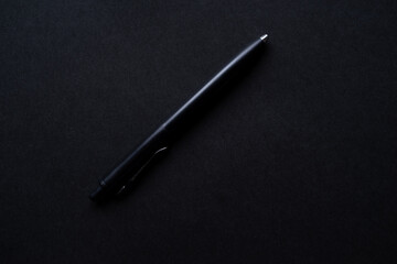 黒背景に黒いボールペン