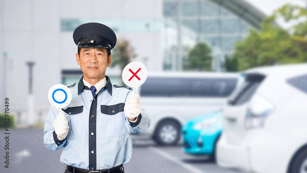 Fototapete 警察官、警察、パトロール、男性、自動車、警備員、セキュリティ、交通、規制、違反、違法、バツ、NG、犯罪、ダメ、間違い、ルール、ストップ、警官、警備、警備会社、防犯、防災、制服、守衛、職業、仕事、アルバイト、中年、ミドルエイジ、日本人、巡回、監視、取り締まり、見守り、安全、通報、警戒、残念、罰則、罰金、ダメ出し、摘発、警告、スローモーション、駐車場、駐車、パーキング、都市、人物