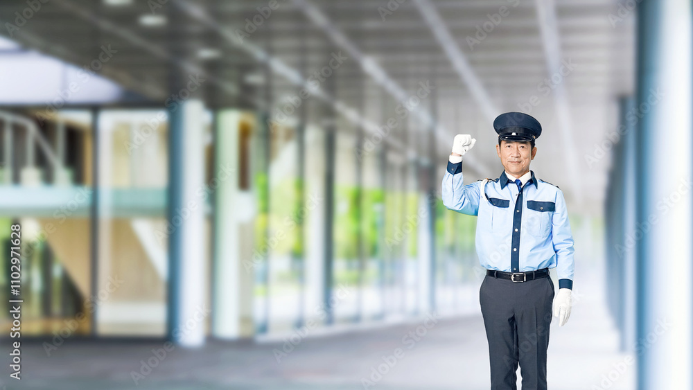 Leinwandbilder 警察、警察官、セキュリティ、パトロール、安全、ガッツポーズ、警備員、日本人、男性、全身、警備、やる気、元気、パワフル、パワー、モチベーション、努力、頑張る、信頼、安心、制服、警備会社、防犯、防災、守衛、ガードマン、門番、見張り、保安、ボディガード、交通整理、工事現場、建設、働く、仕事、アルバイト、見守り、サクセス、成功、挑戦、チャレンジ、スローモーション、ビル、エントランス、施設、ホール、駅、通路