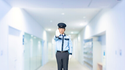 警察官、警察、パトロール、警官、セキュリティ、警備員、ストップ、警備、禁止、通行止め、規制、全身、止める、停止、制止、警備会社、防犯、防災、制服、守衛、ガードマン、門番、見張り、保安、ボディガード、見回り、巡回、監視、取り締まり、見守り、安全、違反、違法、ルール、立入禁止、ダメ、お断り、NG、工事、建設、危険、スローモーション、通路、病院、ビル、施設、役所、エントランス、入口、人物