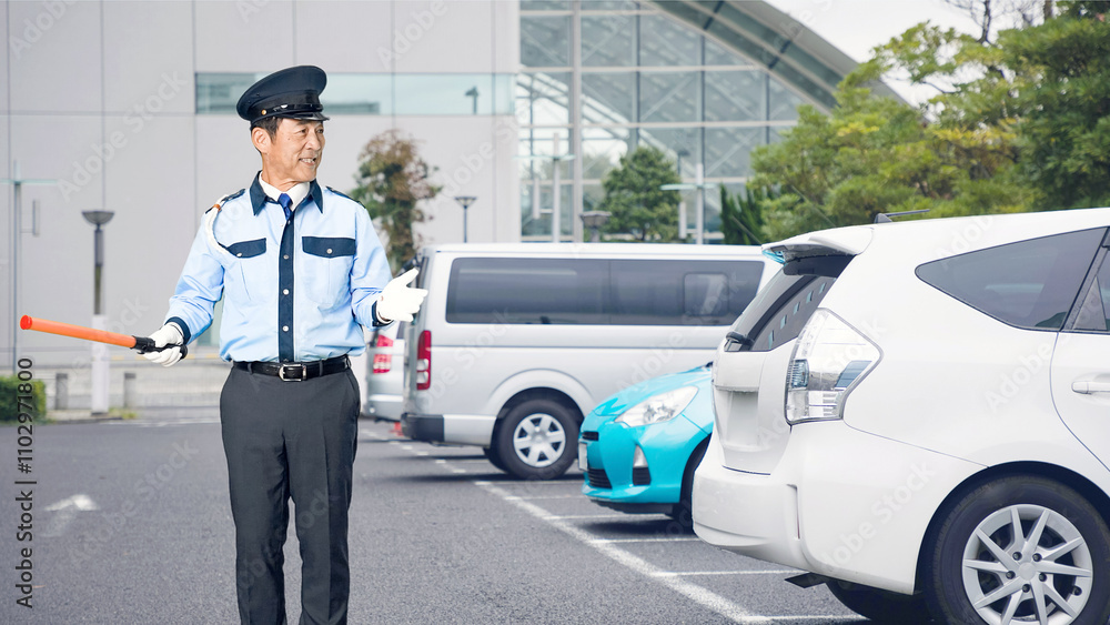 Poster 警察官、警察、セキュリティ、自動車、警備員、交通整理、警備、工事現場、全身、検問、誘導、誘導灯、案内、男性、駐車場、交通、通行止め、規制、日本人、警備会社、防犯、防災、制服、職業、仕事、アルバイト、ミドルエイジ、シニア、パトロール、監視、取り締まり、安全、シルバー人材、笑顔、事故、事件、工事、帽子、建設、管理、警戒、道路、スローモーション、駐車、入場、パーキング、ビル、施設、都市、人物