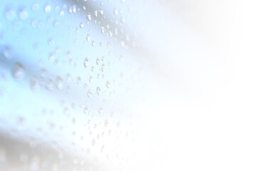 雨上がりのガラス窓 青空 水色 空 水滴 光 白グラデ 明るい