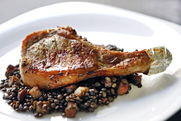 Alimentos. Prime Rib suíno, Lentílha Du Puy e Ovo Mollet.