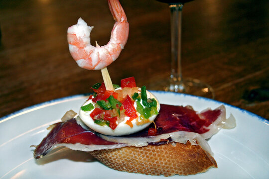 Pratos. sanduiche de Jamon e espetinho de camar&atilde;o, ovo de codorna, anchova e azeitona.