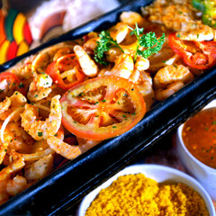 Alimentos. Peixada na telha com frutos do mar..