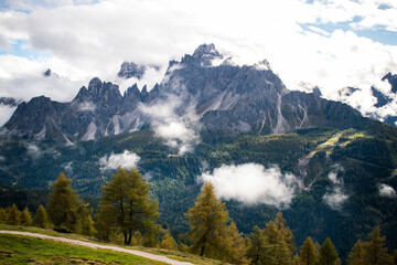 Aussicht auf Bergkette in den Dolomiten