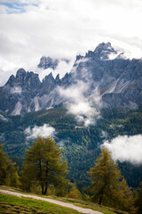 Aussicht auf Bergkette in den Dolomiten
