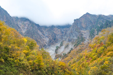 紅葉が見ごろの谷川岳一ノ倉沢
