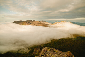 雲海に抱かれる山の朝