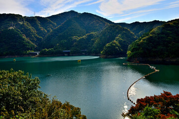 秋の宮ヶ瀬湖と高取山を望む
