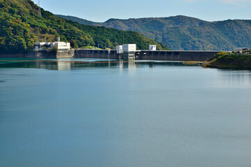 自然の中のダム湖　宮ヶ瀬湖と宮ヶ瀬ダム
