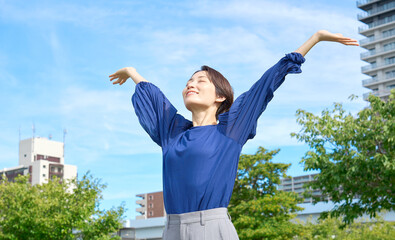 外で深呼吸する女性