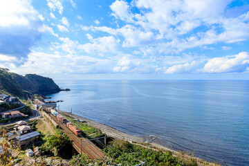 青海川から望む日本海と貨物列車 © arpeggio1886