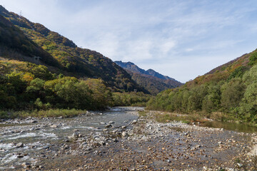 日本　谷川岳を背景にして群馬県のみなかみ町にある湯檜曽川の風景【湯檜曽川公園】10月