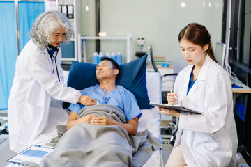Obraz premium Hospital Ward Male and Male Professional Asian Doctors Talk with a Patient, Give Health Care