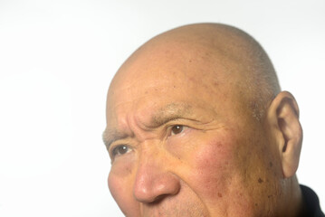 老人の困り顔のクローズアップ