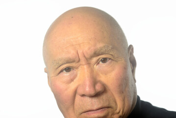 怒った老人の顔のクローズアップ